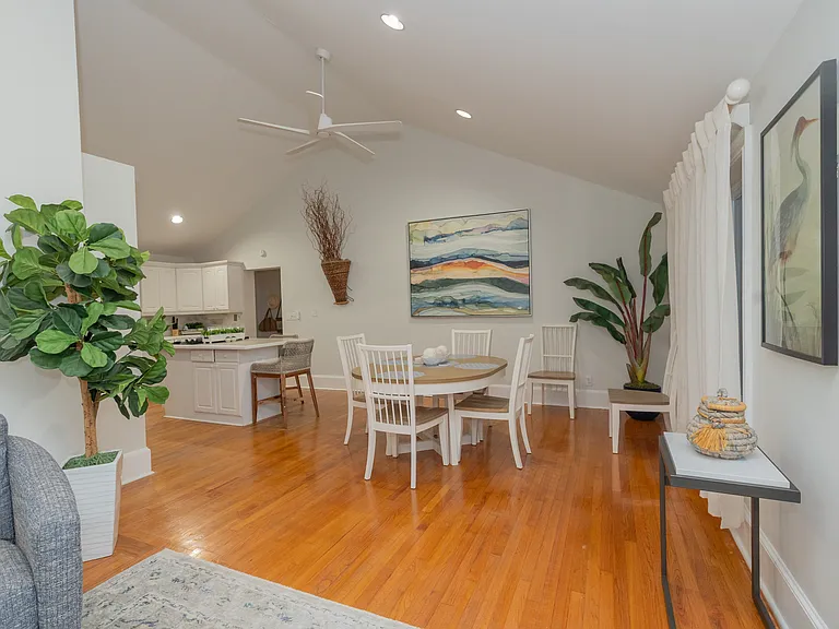 944 Lakeview Dr — Photo 3