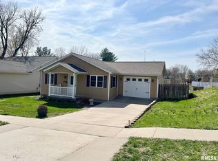 313 S 10th St, Petersburg, IL 62675