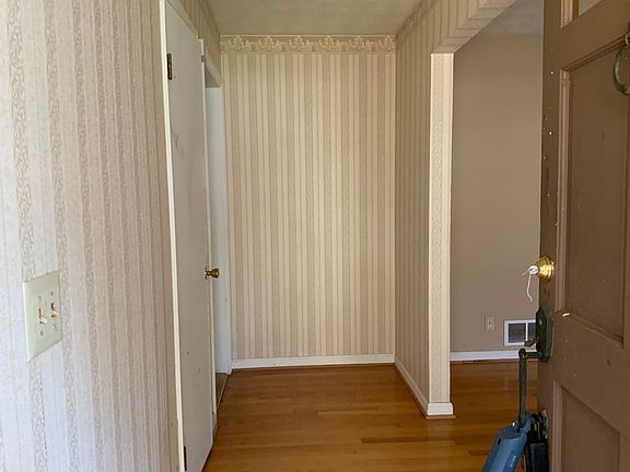4th image of 1231 Pine Knoll Ln NE