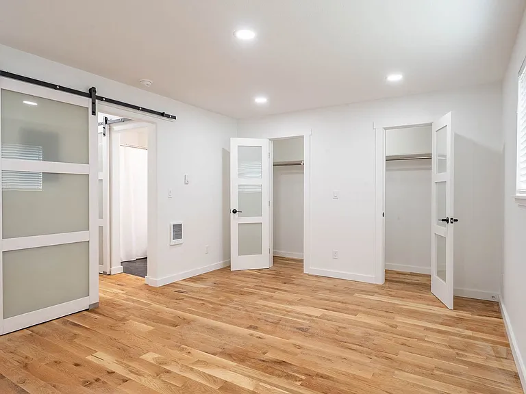928 NW Spring St — Photo 14