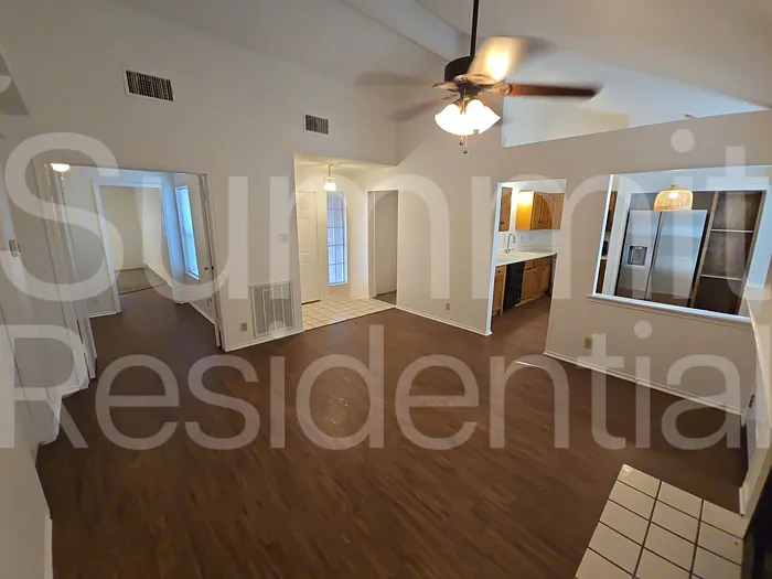 1607 Parkwood Dr — Photo 2