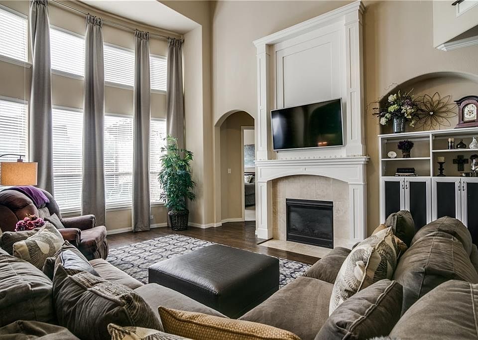 1st image of 562 Featherstone Dr