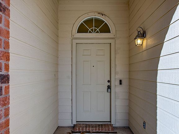 4th image of 1830 Sable Wood Dr