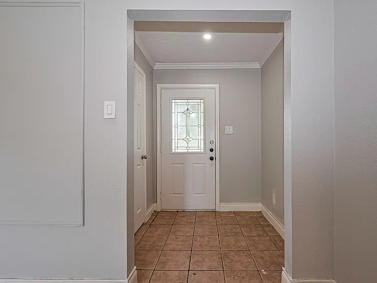 1627 Oakbury Dr — Photo 4