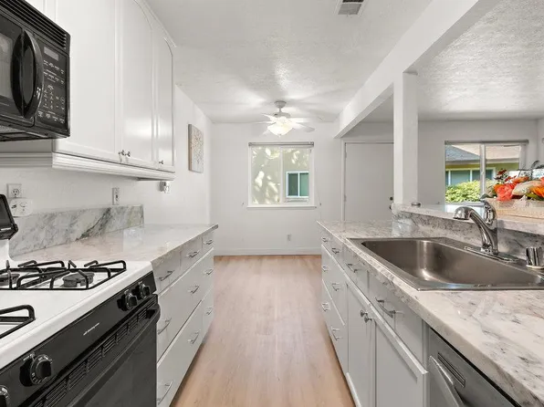 1712 Fremont Ct APT 3, Davis, CA 95618