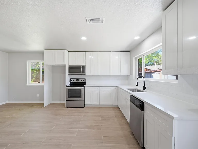 7530 Millbrae Ln — Photo 5
