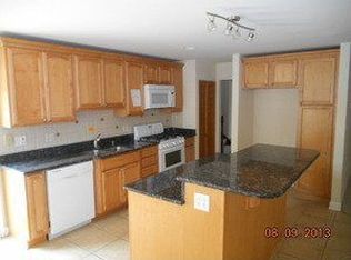 460 Heather Ln, Carol Stream, IL 60188