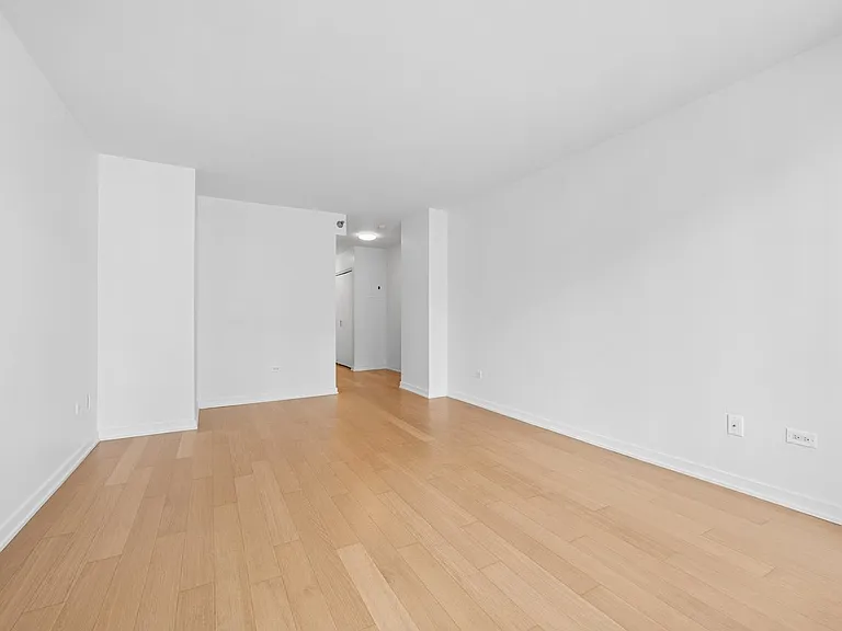 75 W End Ave #R12F — Photo 4