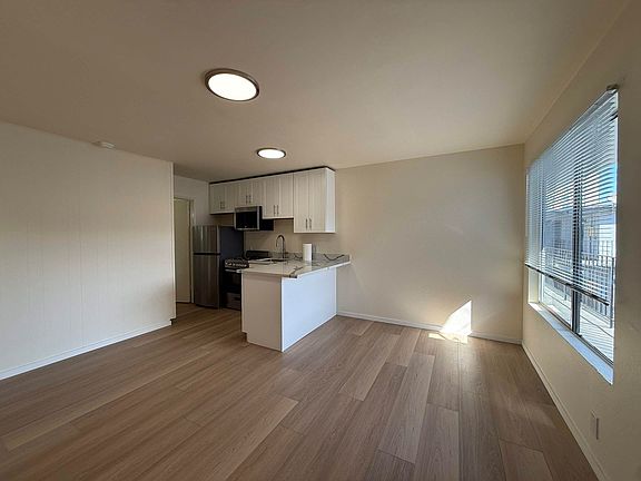 4th image of 1350 Golden Gate Ave #13