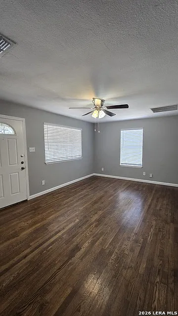 2 bed, 1.0 bath, 918 sqft, $1,195 — Photo 2