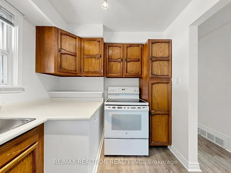 398 Connaught Ave — Photo 17
