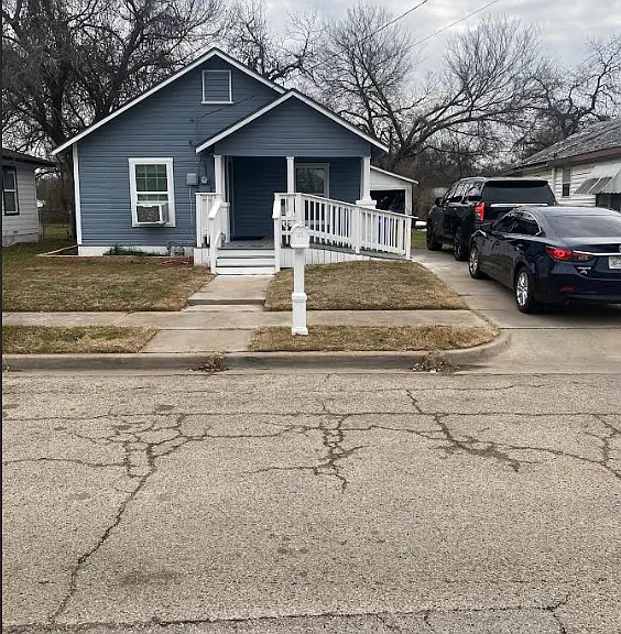 Front of 909 Hubert St. home from the street.
