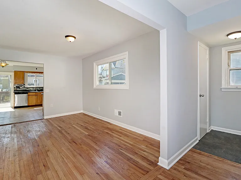 260 Shepard Ave — Photo 5