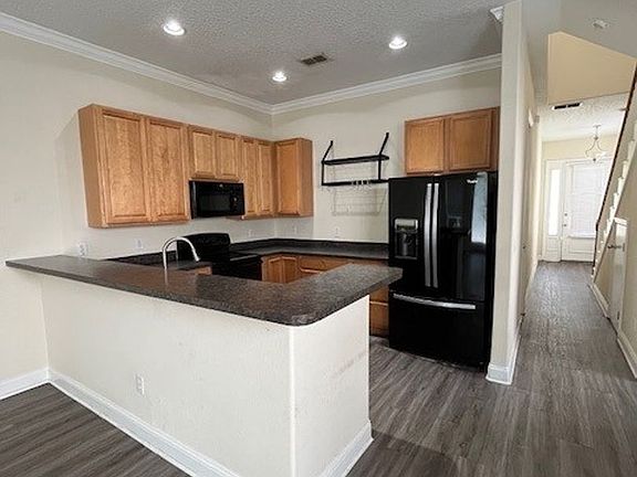 3rd image of 1095 Elmwood St