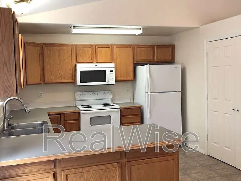1231 SW 33rd St — Photo 5