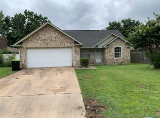 723 N Country Pl, Ada, OK 74820