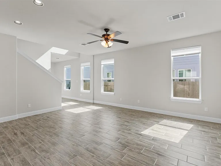 205 Riverhill Cv — Photo 15