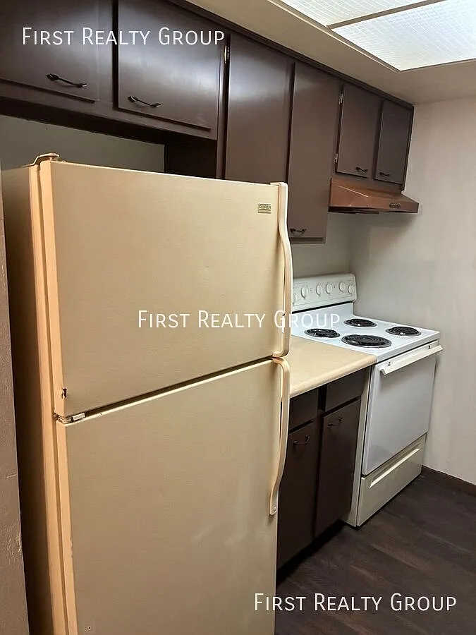 1 Bedroom, 1 Bath Garden Walk-Up Apartment. Move in Ready! — Photo 4