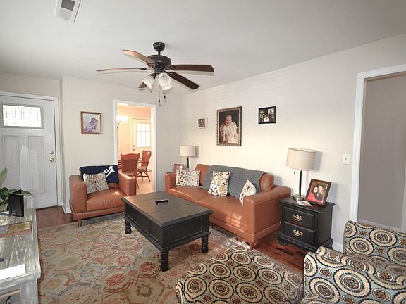 3rd image of 1006 Avenue F SE