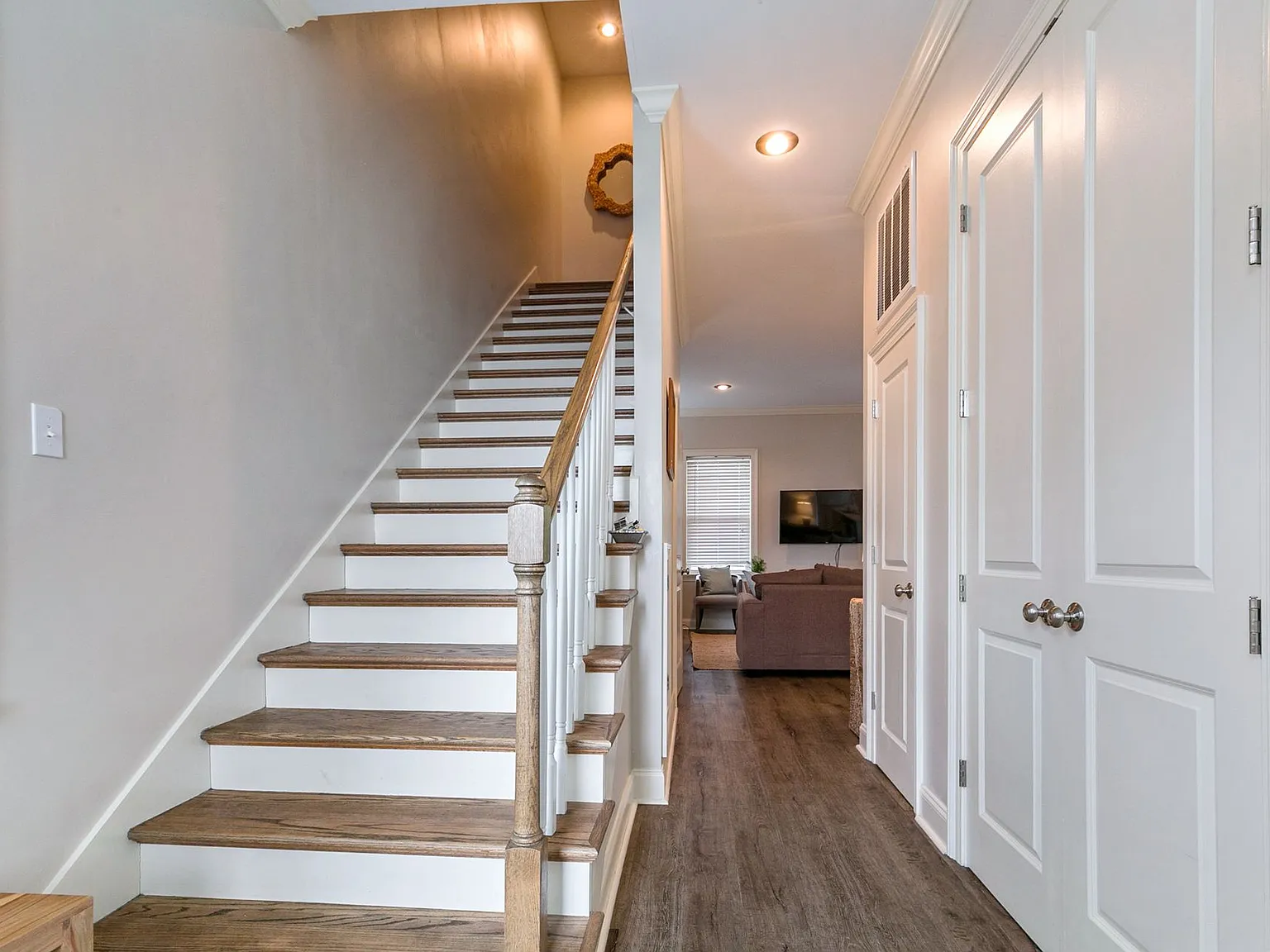 Fully Furnished Duplex on Maple Street! — Photo 2