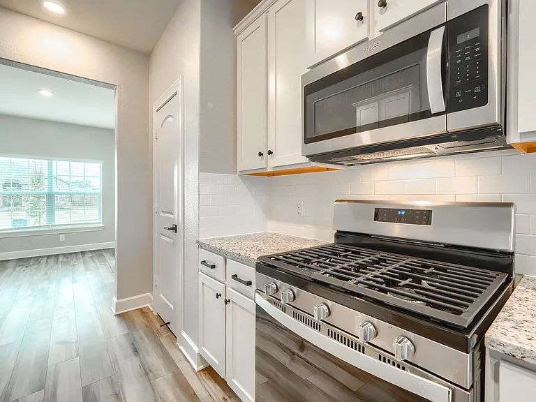 909 Emerson Dr — Photo 7