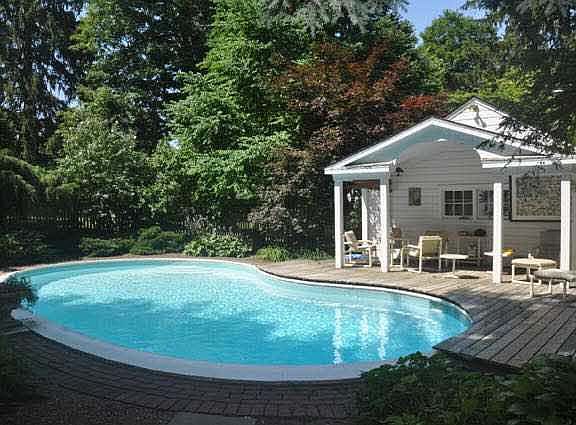 2nd image of 216 Lakeshore Dr