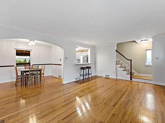 3rd image of 415 Pershing Dr