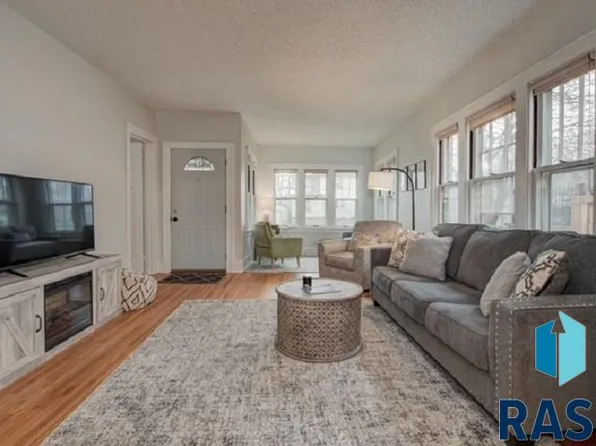 1017 S 2nd Ave, Sioux Falls, SD 57105