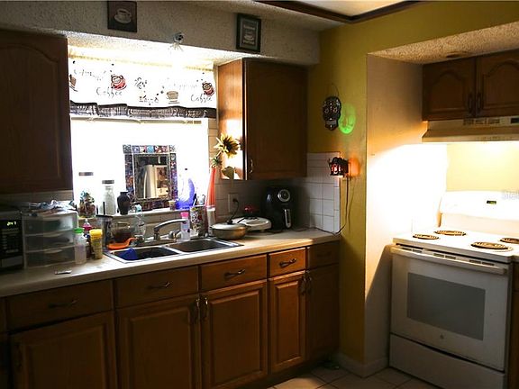 5th image of 15397 Waverly St