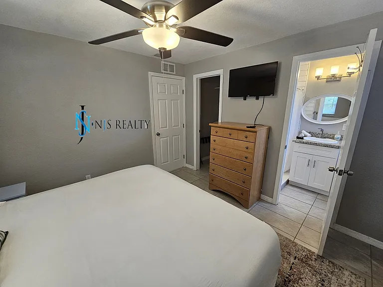 2173 Gladys St — Photo 6