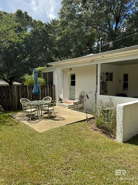 3 bed, 1.0 bath, 1071 sqft, $3,000 — Photo 3