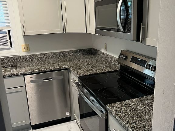 2nd image of 832-834 Oakdale Rd #2