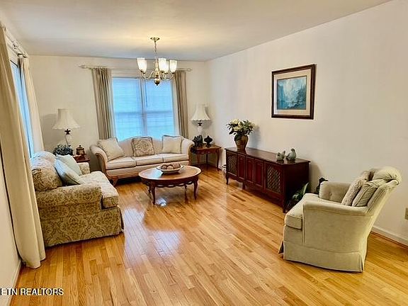 3rd image of 810 Worchester Ave