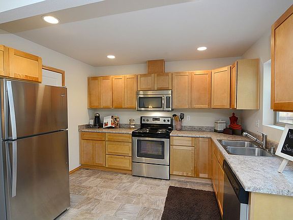 4th image of 416 NE Hazelberry Ct