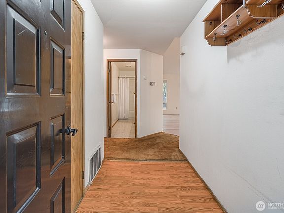 5th image of 929 30th Street NE