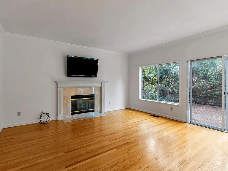 302 Tadley Ct — Photo 8