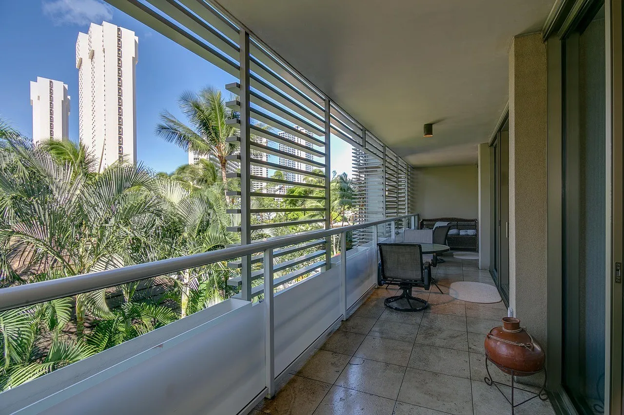 Fully Furnished 2 bedroom in Waikiki! One-Month pricing available! — Photo 2