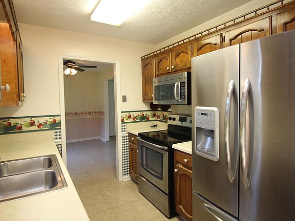3rd image of 412 Adeline Dr