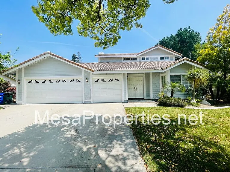 2407 N Sycamore Ave — Photo 1