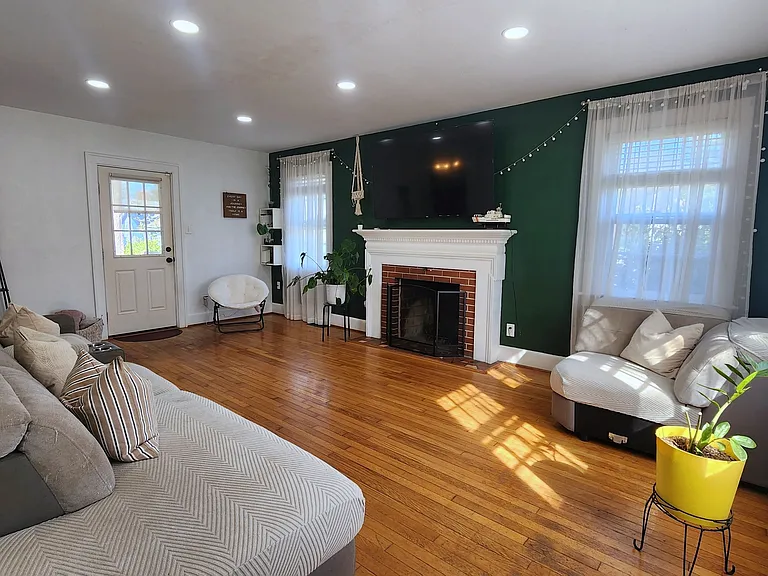 300 Russell St — Photo 27