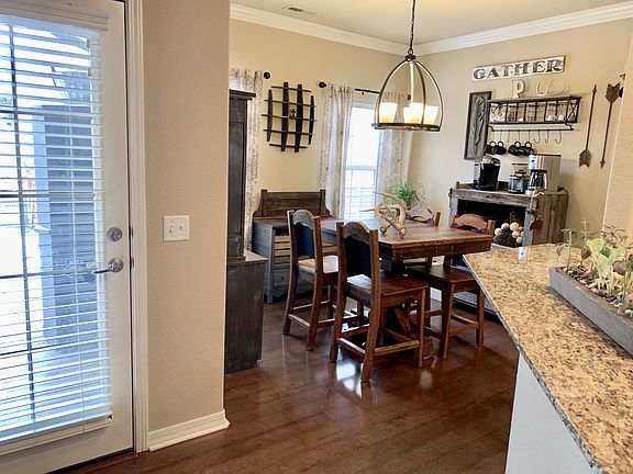 3rd image of 28 Tewkesbury Circle Dr