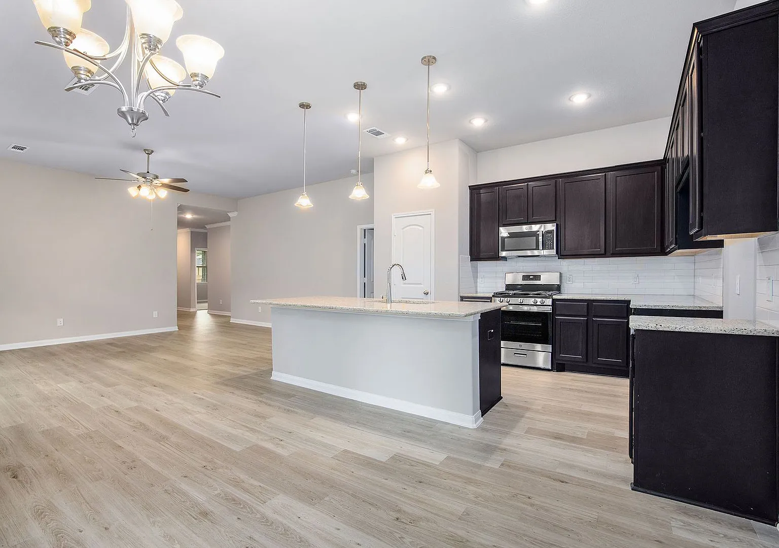 Spacious Columbia Lakes Rental Home with a Golf Course & tons of Amenities — Photo 4