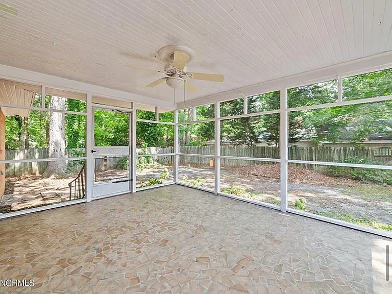 909 SE Greenville Blvd — Photo 7