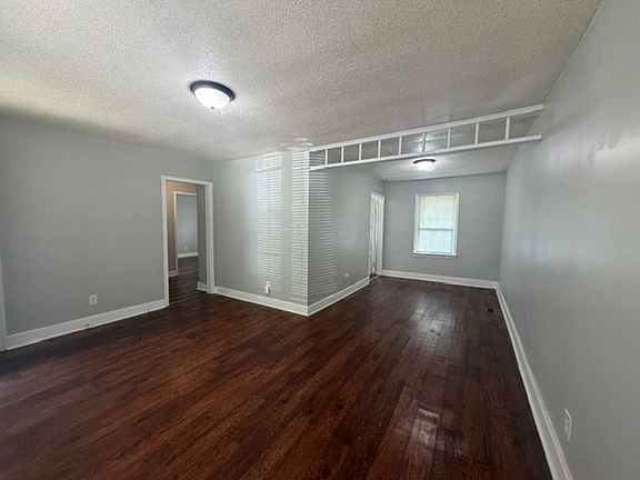 3rd image of 5007 Higgins St