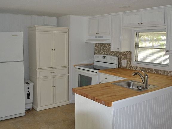 3rd image of 933 Sabal Palm Dr
