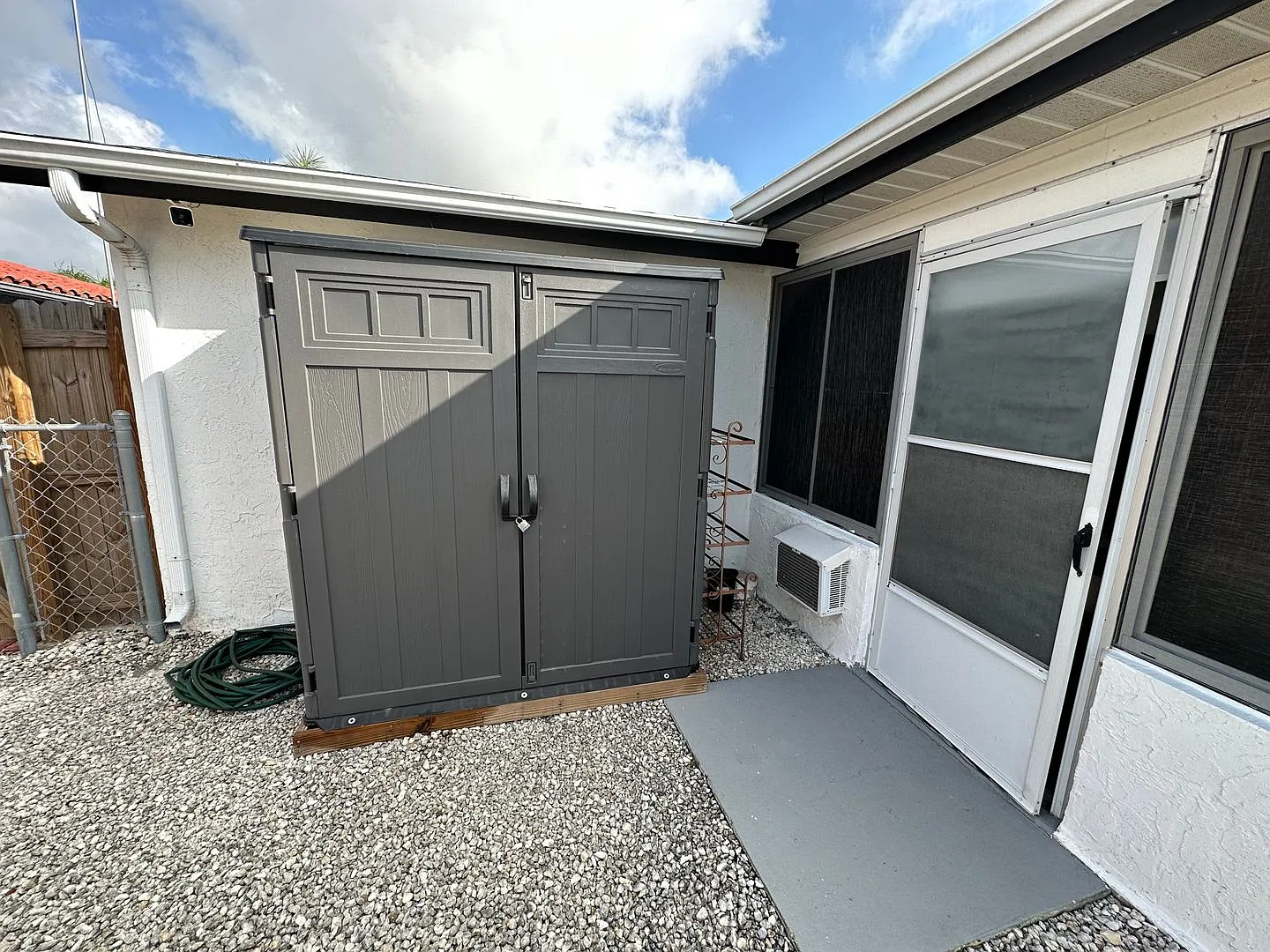 Beautiful 2 bedroom home with fenced in backyard — Photo 4