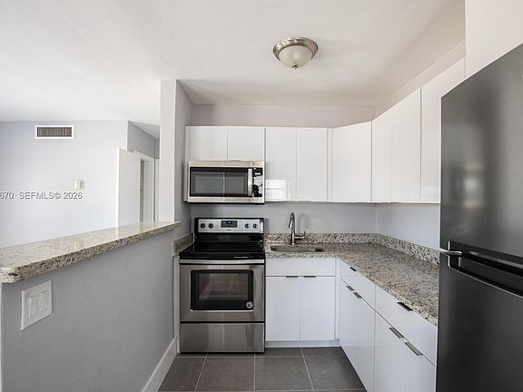 3rd image of 1960 NE 161st St APT 201