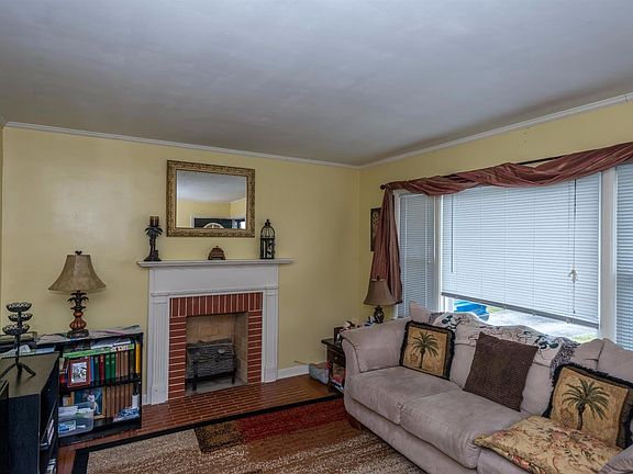 4th image of 588 Saint Anthony Dr