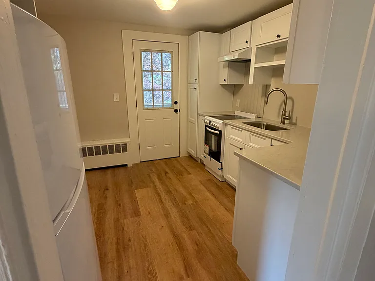 124 Huguenot St #201 — Photo 4