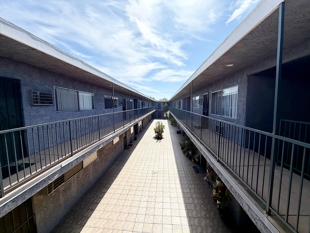 Building Photo - 240 W Verdugo Ave #P